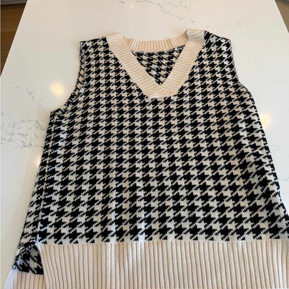 Sleeveless Sweater Vest - Black and Cream